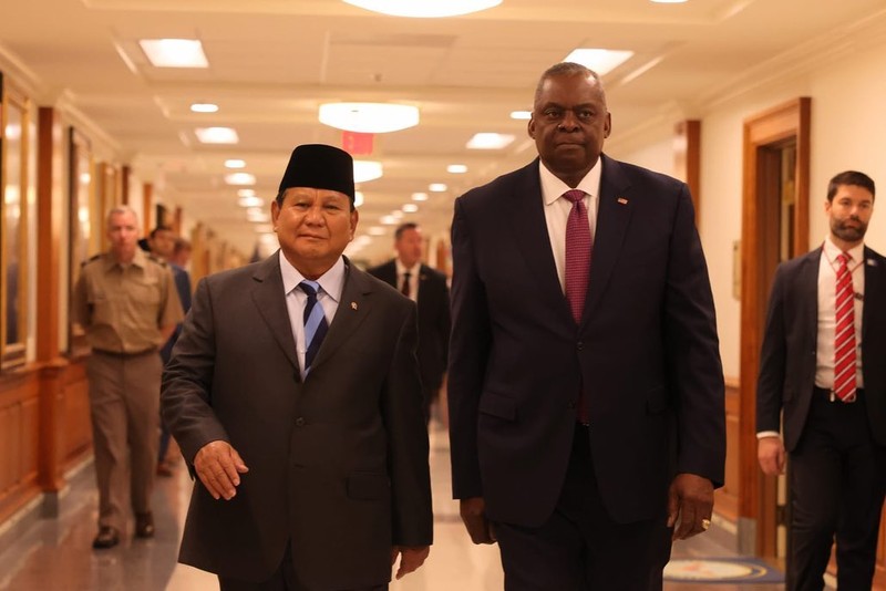 Menteri Pertahanan RI Prabowo Subianto saat melakukan Pertemuan Bilateral dengan Menteri Pertahanan Amerika Serikat Lloyd J. Austin III di Pentagon, Amerika Serikat. (Instagram @prabowo)