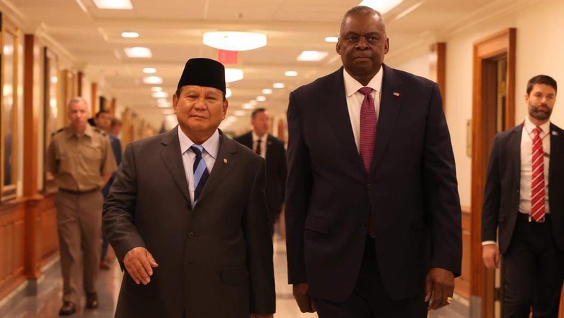 Menteri Pertahanan RI Prabowo Subianto saat melakukan Pertemuan Bilateral dengan Menteri Pertahanan Amerika Serikat Lloyd J. Austin III di Pentagon, Amerika Serikat. (Instagram @prabowo)