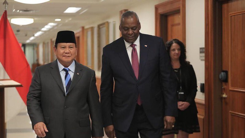 Menteri Pertahanan RI Prabowo Subianto saat melakukan Pertemuan Bilateral dengan Menteri Pertahanan Amerika Serikat Lloyd J. Austin III di Pentagon, Amerika Serikat. (Instagram @prabowo)