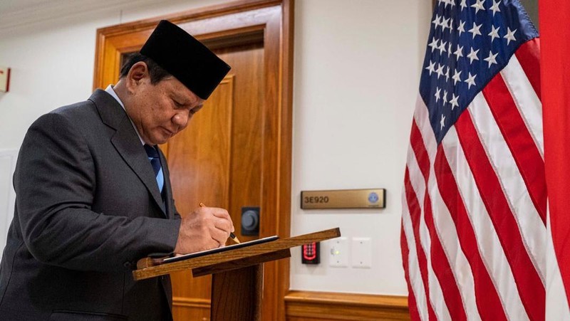 Menteri Pertahanan RI Prabowo Subianto saat melakukan Pertemuan Bilateral dengan Menteri Pertahanan Amerika Serikat Lloyd J. Austin III di Pentagon, Amerika Serikat. (Instagram @prabowo)