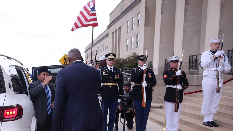 Menteri Pertahanan RI Prabowo Subianto saat melakukan Pertemuan Bilateral dengan Menteri Pertahanan Amerika Serikat Lloyd J. Austin III di Pentagon, Amerika Serikat. (Instagram @prabowo)