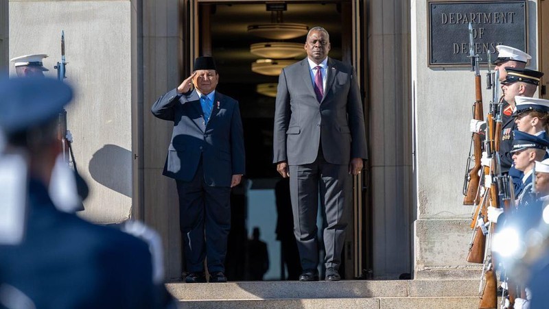 Menteri Pertahanan RI Prabowo Subianto saat melakukan Pertemuan Bilateral dengan Menteri Pertahanan Amerika Serikat Lloyd J. Austin III di Pentagon, Amerika Serikat. (Instagram @prabowo)