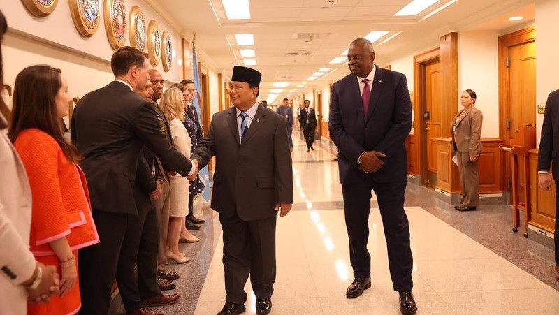 Menteri Pertahanan RI Prabowo Subianto saat melakukan Pertemuan Bilateral dengan Menteri Pertahanan Amerika Serikat Lloyd J. Austin III di Pentagon, Amerika Serikat. (Instagram @prabowo)