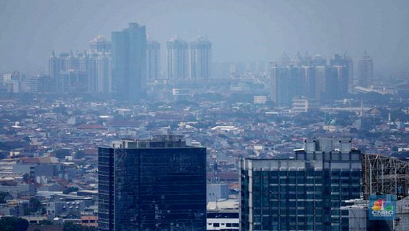 Polusi Udara Petugas damkar menyiram jalan protokol di Kawasan Sudirman, Jakarta, Jumat (25/8). Upaya ini dilakukan untuk mengurangi dampak polusi udara di Jakarta.