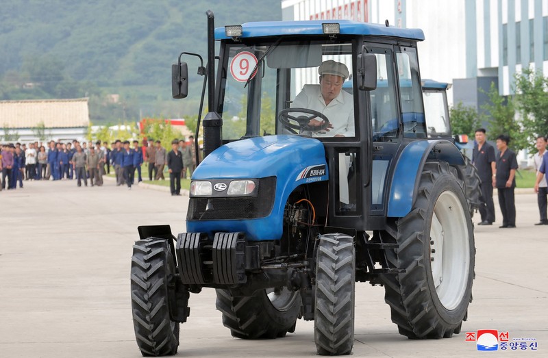 Pemimpin Korea Utara Kim Jong Un memeriksa Pabrik Traktor Kumsong di Korea Utara 23 Agustus 2023 dalam foto yang dirilis oleh Kantor Berita Pusat Korea (KCNA) Korea Utara. Pemimpin Korea Utara Kim Jong Un memeriksa Pabrik Traktor Kumsong di Korea Utara 23 Agustus 2023 dalam foto yang dirilis oleh Kantor Berita Pusat Korea (KCNA) Korea Utara. (KCNA via REUTERS)
