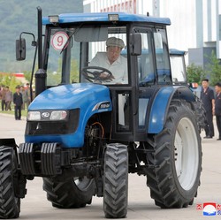 Korut Dihantam Krisis Pangan, Kim Jong Un Asyik Naik Traktor