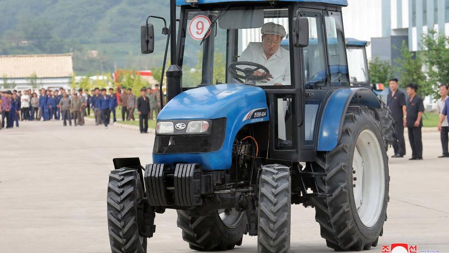 Pemimpin Korea Utara Kim Jong Un memeriksa Pabrik Traktor Kumsong di Korea Utara 23 Agustus 2023 dalam foto yang dirilis oleh Kantor Berita Pusat Korea (KCNA) Korea Utara. (KCNA via REUTERS)