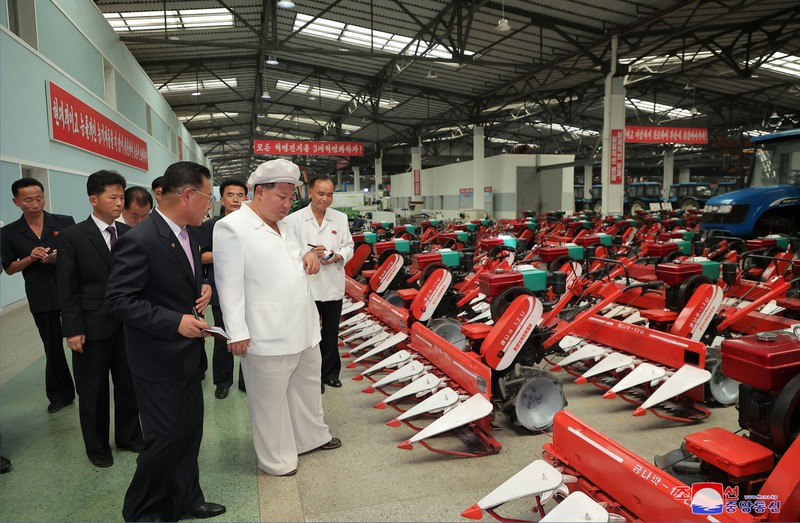 Pemimpin Korea Utara Kim Jong Un memeriksa Pabrik Traktor Kumsong di Korea Utara 23 Agustus 2023 dalam foto yang dirilis oleh Kantor Berita Pusat Korea (KCNA) Korea Utara. Pemimpin Korea Utara Kim Jong Un memeriksa Pabrik Traktor Kumsong di Korea Utara 23 Agustus 2023 dalam foto yang dirilis oleh Kantor Berita Pusat Korea (KCNA) Korea Utara. (KCNA via REUTERS)
