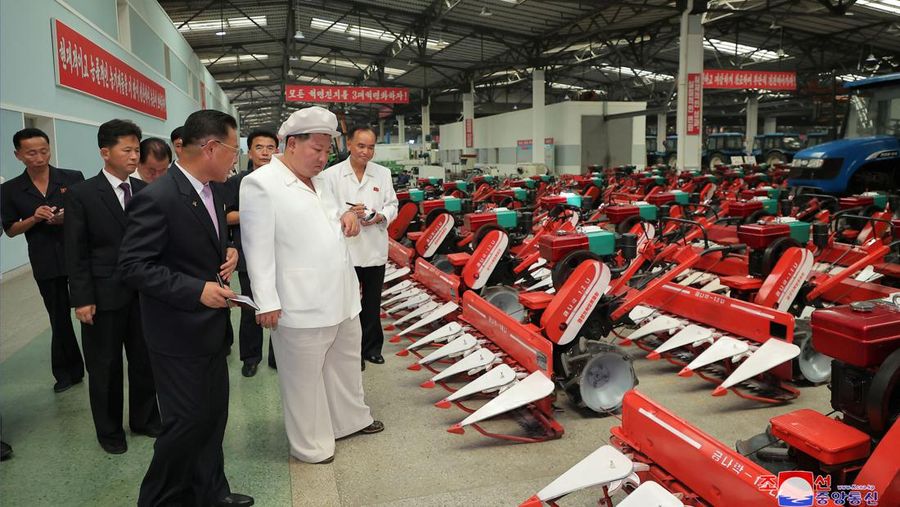 Pemimpin Korea Utara Kim Jong Un memeriksa Pabrik Traktor Kumsong di Korea Utara 23 Agustus 2023 dalam foto yang dirilis oleh Kantor Berita Pusat Korea (KCNA) Korea Utara. (KCNA via REUTERS)