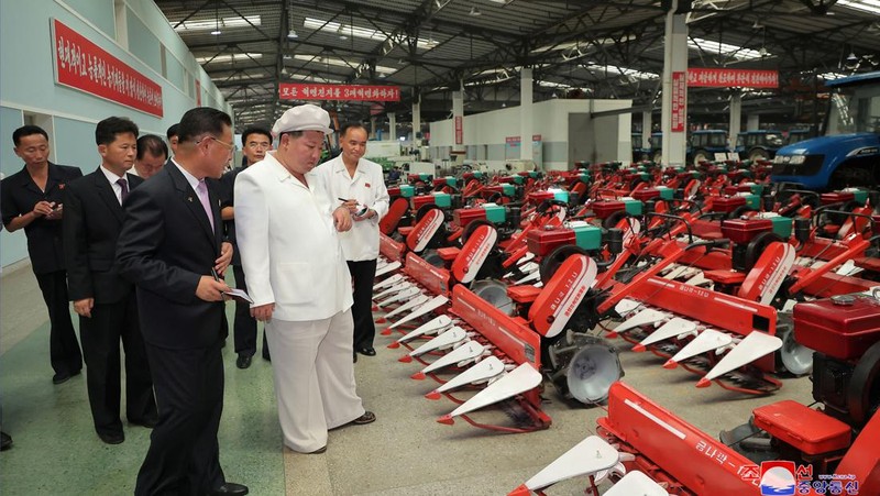 Pemimpin Korea Utara Kim Jong Un memeriksa Pabrik Traktor Kumsong di Korea Utara 23 Agustus 2023 dalam foto yang dirilis oleh Kantor Berita Pusat Korea (KCNA) Korea Utara. (KCNA via REUTERS)