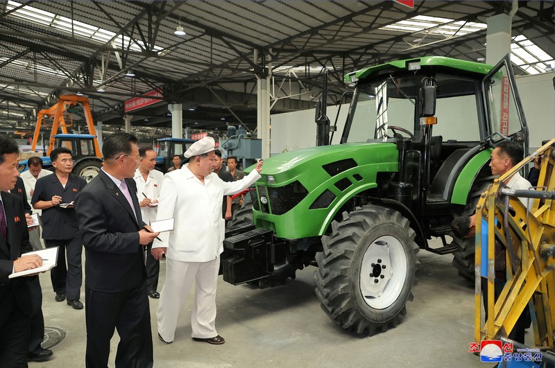 Pemimpin Korea Utara Kim Jong Un memeriksa Pabrik Traktor Kumsong di Korea Utara 23 Agustus 2023 dalam foto yang dirilis oleh Kantor Berita Pusat Korea (KCNA) Korea Utara. Pemimpin Korea Utara Kim Jong Un memeriksa Pabrik Traktor Kumsong di Korea Utara 23 Agustus 2023 dalam foto yang dirilis oleh Kantor Berita Pusat Korea (KCNA) Korea Utara. (KCNA via REUTERS)