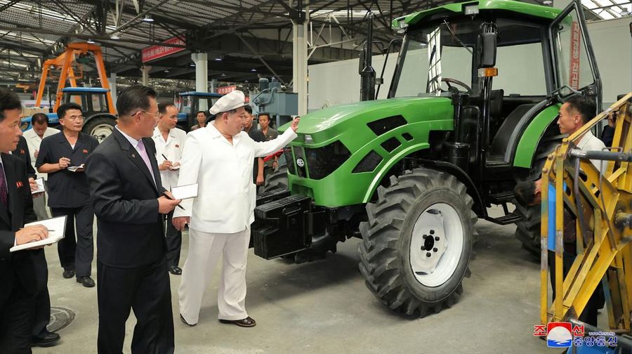 Pemimpin Korea Utara Kim Jong Un memeriksa Pabrik Traktor Kumsong di Korea Utara 23 Agustus 2023 dalam foto yang dirilis oleh Kantor Berita Pusat Korea (KCNA) Korea Utara. (KCNA via REUTERS)