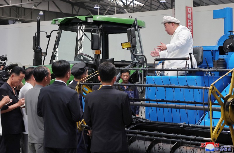 Pemimpin Korea Utara Kim Jong Un memeriksa Pabrik Traktor Kumsong di Korea Utara 23 Agustus 2023 dalam foto yang dirilis oleh Kantor Berita Pusat Korea (KCNA) Korea Utara. (KCNA via REUTERS)
