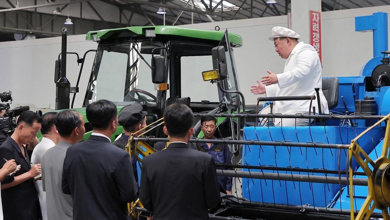Pemimpin Korea Utara Kim Jong Un memeriksa Pabrik Traktor Kumsong di Korea Utara 23 Agustus 2023 dalam foto yang dirilis oleh Kantor Berita Pusat Korea (KCNA) Korea Utara. (KCNA via REUTERS)