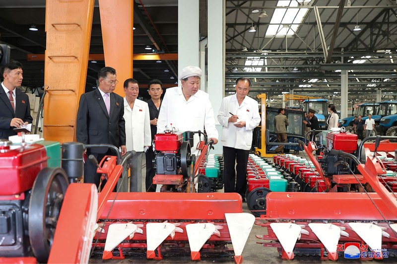 Pemimpin Korea Utara Kim Jong Un memeriksa Pabrik Traktor Kumsong di Korea Utara 23 Agustus 2023 dalam foto yang dirilis oleh Kantor Berita Pusat Korea (KCNA) Korea Utara. Pemimpin Korea Utara Kim Jong Un memeriksa Pabrik Traktor Kumsong di Korea Utara 23 Agustus 2023 dalam foto yang dirilis oleh Kantor Berita Pusat Korea (KCNA) Korea Utara. (KCNA via REUTERS)