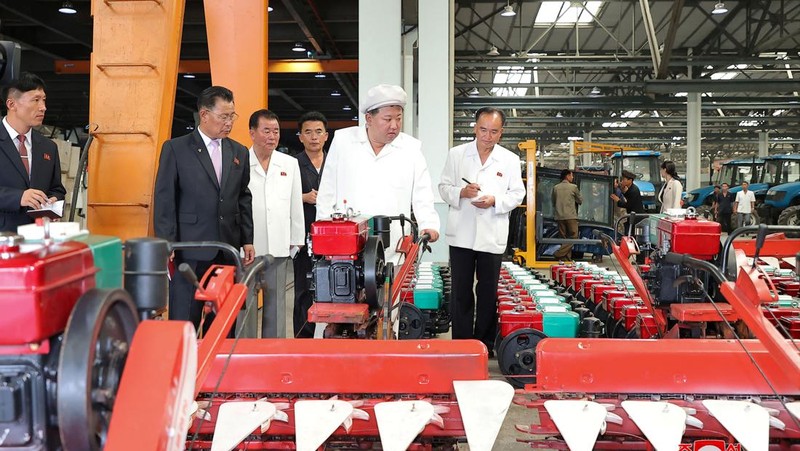 Pemimpin Korea Utara Kim Jong Un memeriksa Pabrik Traktor Kumsong di Korea Utara 23 Agustus 2023 dalam foto yang dirilis oleh Kantor Berita Pusat Korea (KCNA) Korea Utara. (KCNA via REUTERS)