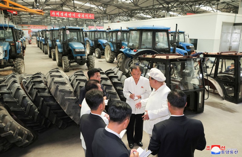 Pemimpin Korea Utara Kim Jong Un memeriksa Pabrik Traktor Kumsong di Korea Utara 23 Agustus 2023 dalam foto yang dirilis oleh Kantor Berita Pusat Korea (KCNA) Korea Utara. Pemimpin Korea Utara Kim Jong Un memeriksa Pabrik Traktor Kumsong di Korea Utara 23 Agustus 2023 dalam foto yang dirilis oleh Kantor Berita Pusat Korea (KCNA) Korea Utara. (KCNA via REUTERS)