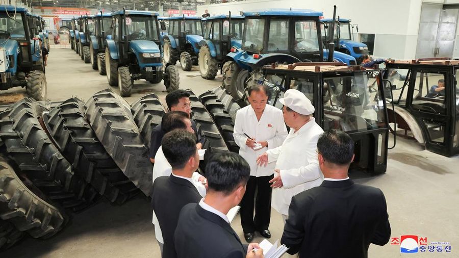 Pemimpin Korea Utara Kim Jong Un memeriksa Pabrik Traktor Kumsong di Korea Utara 23 Agustus 2023 dalam foto yang dirilis oleh Kantor Berita Pusat Korea (KCNA) Korea Utara. (KCNA via REUTERS)