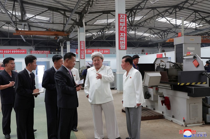 Pemimpin Korea Utara Kim Jong Un memeriksa Pabrik Traktor Kumsong di Korea Utara 23 Agustus 2023 dalam foto yang dirilis oleh Kantor Berita Pusat Korea (KCNA) Korea Utara. Pemimpin Korea Utara Kim Jong Un memeriksa Pabrik Traktor Kumsong di Korea Utara 23 Agustus 2023 dalam foto yang dirilis oleh Kantor Berita Pusat Korea (KCNA) Korea Utara. (KCNA via REUTERS)