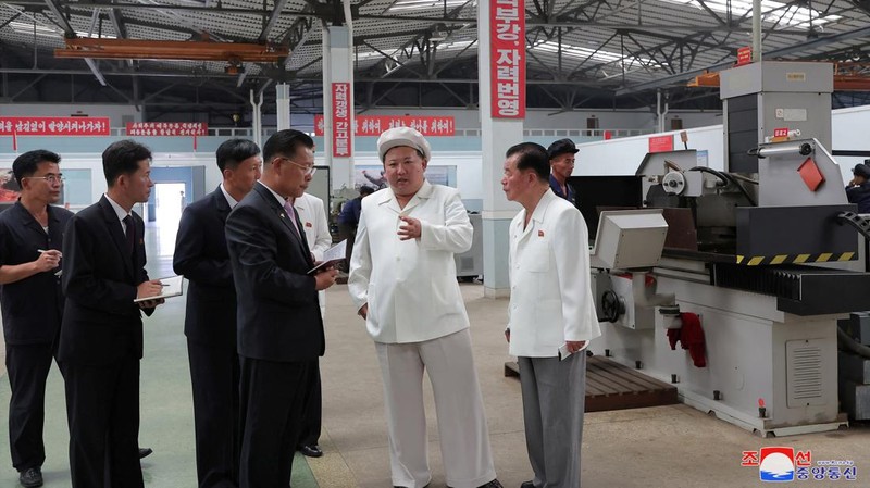 Pemimpin Korea Utara Kim Jong Un memeriksa Pabrik Traktor Kumsong di Korea Utara 23 Agustus 2023 dalam foto yang dirilis oleh Kantor Berita Pusat Korea (KCNA) Korea Utara. (KCNA via REUTERS)