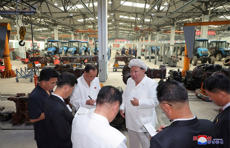 Pemimpin Korea Utara Kim Jong Un memeriksa Pabrik Traktor Kumsong di Korea Utara 23 Agustus 2023 dalam foto yang dirilis oleh Kantor Berita Pusat Korea (KCNA) Korea Utara. Pemimpin Korea Utara Kim Jong Un memeriksa Pabrik Traktor Kumsong di Korea Utara 23 Agustus 2023 dalam foto yang dirilis oleh Kantor Berita Pusat Korea (KCNA) Korea Utara. (KCNA via REUTERS)