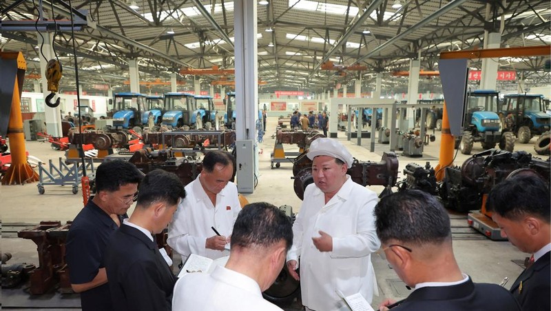 Pemimpin Korea Utara Kim Jong Un memeriksa Pabrik Traktor Kumsong di Korea Utara 23 Agustus 2023 dalam foto yang dirilis oleh Kantor Berita Pusat Korea (KCNA) Korea Utara. (KCNA via REUTERS)