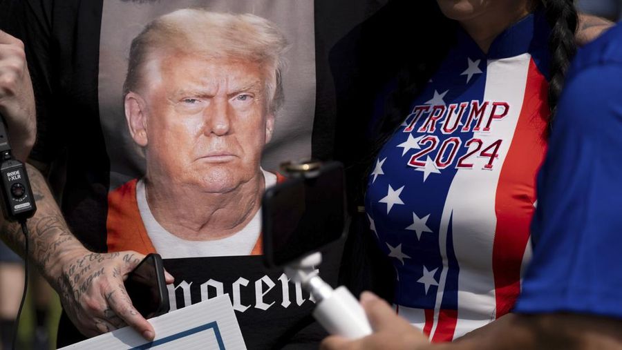 Mantan Presiden AS Donald Trump datang untuk menyerahkan diri untuk diproses di Penjara Fulton County setelah dakwaannya di Georgia, di Atlanta, Georgia, AS, 24 Agustus 2023. (REUTERS/Brendan McDermid)