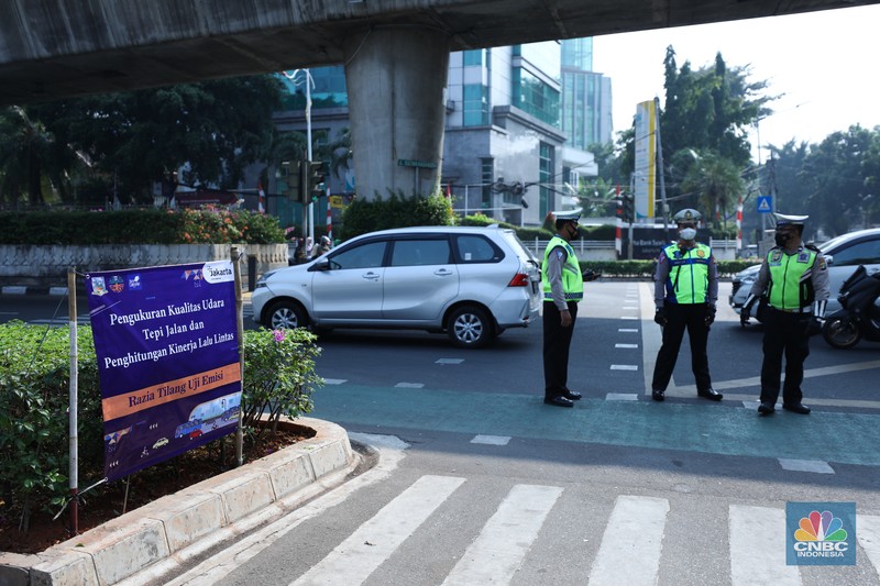 Petugas melakukan uji coba pelaksanaan tilang uji emisi kendaraan di kawasan Terminal Blok M, Jakarta, Jumat (25/8/2023). Petugas melakukan uji coba pelaksanaan tilang uji emisi kendaraan di kawasan Terminal Blok M, Jakarta, Jumat (25/8/2023). (CNBC Indonesia/Tri Susilo)