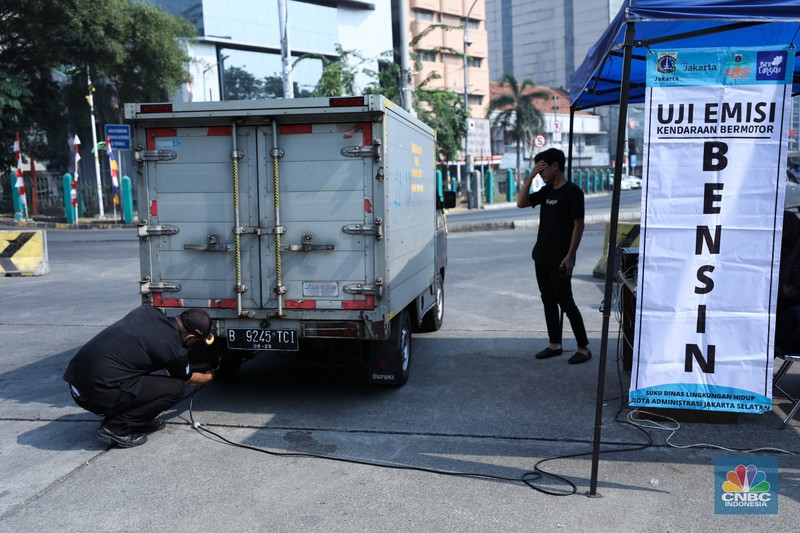 Petugas melakukan uji coba pelaksanaan tilang uji emisi kendaraan di kawasan Terminal Blok M, Jakarta, Jumat (25/8/2023). (CNBC Indonesia/Tri Susilo)