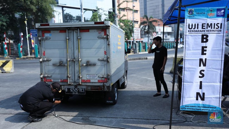 Petugas melakukan uji coba pelaksanaan tilang uji emisi kendaraan di kawasan Terminal Blok M, Jakarta, Jumat (25/8/2023). (CNBC Indonesia/Tri Susilo)
