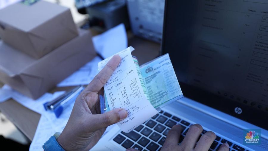 Petugas melakukan uji coba pelaksanaan tilang uji emisi kendaraan di kawasan Terminal Blok M, Jakarta, Jumat (25/8/2023). (CNBC Indonesia/Tri Susilo)