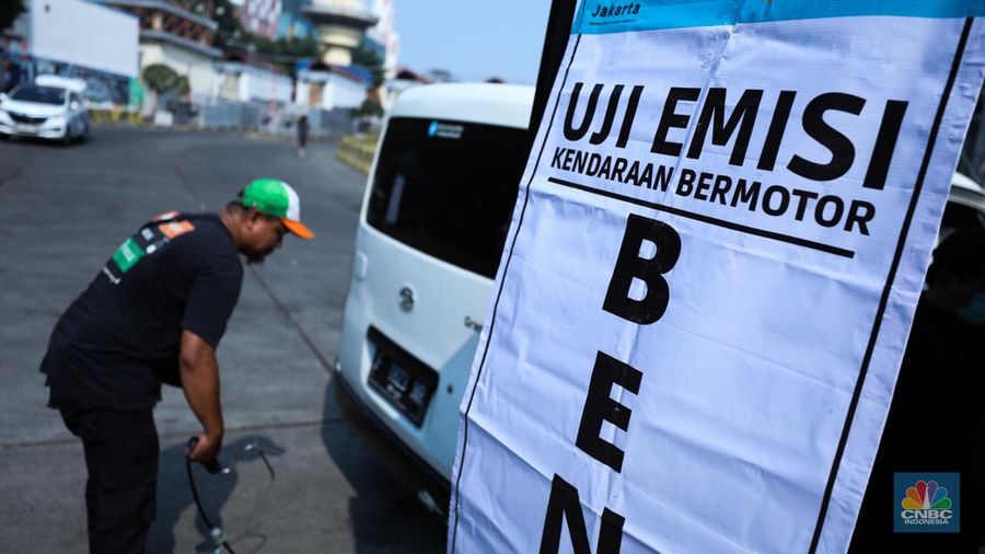 Petugas melakukan uji coba pelaksanaan tilang uji emisi kendaraan di kawasan Terminal Blok M, Jakarta, Jumat (25/8/2023). (վ/Tri Susilo)