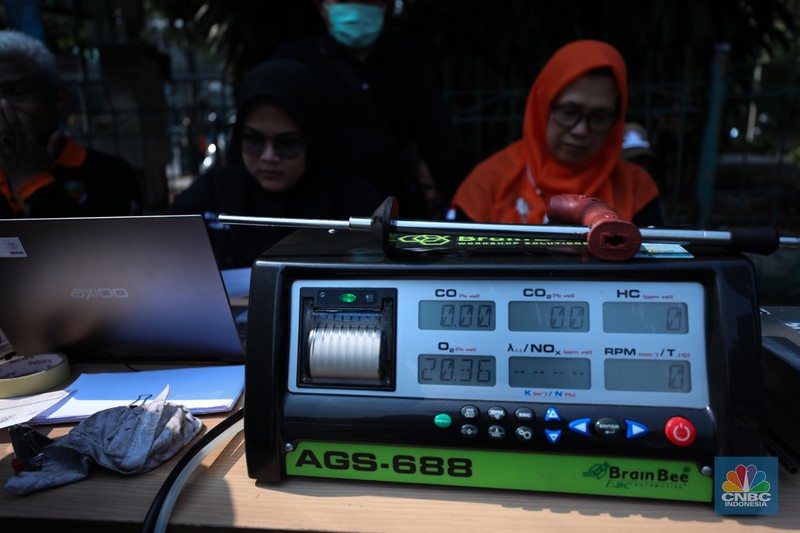 Petugas melakukan uji coba pelaksanaan tilang uji emisi kendaraan di kawasan Terminal Blok M, Jakarta, Jumat (25/8/2023). Petugas melakukan uji coba pelaksanaan tilang uji emisi kendaraan di kawasan Terminal Blok M, Jakarta, Jumat (25/8/2023). (CNBC Indonesia/Tri Susilo)