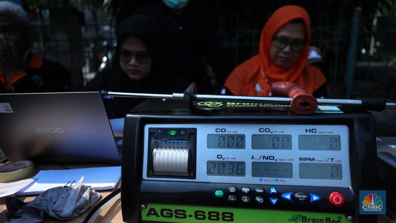 Petugas melakukan uji coba pelaksanaan tilang uji emisi kendaraan di kawasan Terminal Blok M, Jakarta, Jumat (25/8/2023). (CNBC Indonesia/Tri Susilo)
