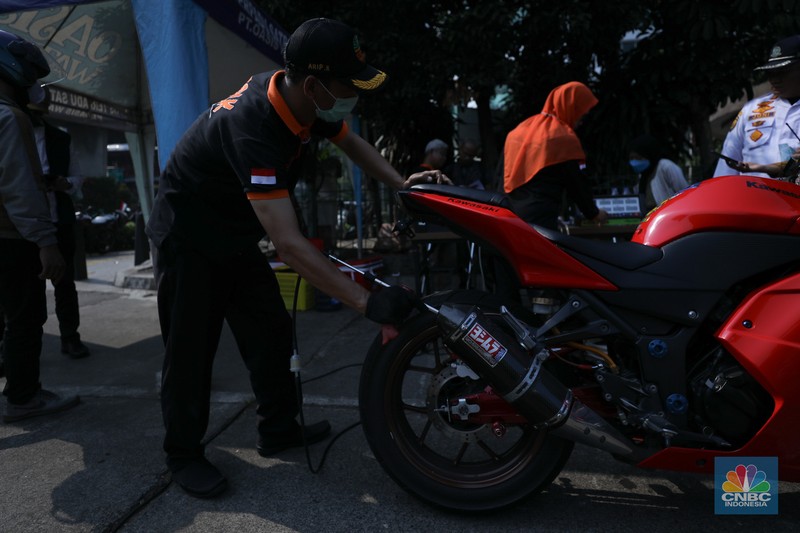 Petugas melakukan uji coba pelaksanaan tilang uji emisi kendaraan di kawasan Terminal Blok M, Jakarta, Jumat (25/8/2023). Petugas melakukan uji coba pelaksanaan tilang uji emisi kendaraan di kawasan Terminal Blok M, Jakarta, Jumat (25/8/2023). (CNBC Indonesia/Tri Susilo)
