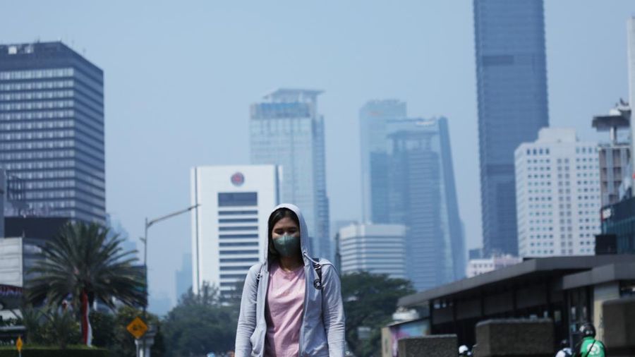 Warga menggunakan masker melintas di jalan pedestrian, Jakarta, Jumat (25/8). (²©²ÊÍøÕ¾/Tri Susilo)