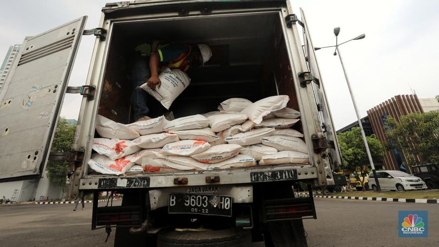 Program Bantuan Sosial Beras untuk 10 Juta Keluarga Indonesia (CNBC Indonesia/Andrean Kristianto)