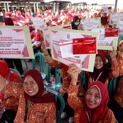 Terima Bantuan, Asap Dapur Pekerja IHT Terus Mengepul