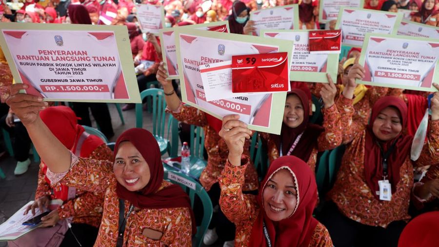Ribuan karyawan Sigaret Kretek Tangan (SKT) PT HM Sampoerna Tbk. (Sampoerna) di Surabaya, Jawa Timur, tampak gembira setelah menerima Bantuan Langsung Tunai (BLT) Dana Bagi Hasil Cukai Hasil Tembakau (DBHCHT) yang diserahkan secara simbolis oleh Gubernur Jawa Timur Khofifah Indar Parawansa di fasilitas produksi Sampoerna, Kamis (24/8/2023) - Dok HM Sampoerna