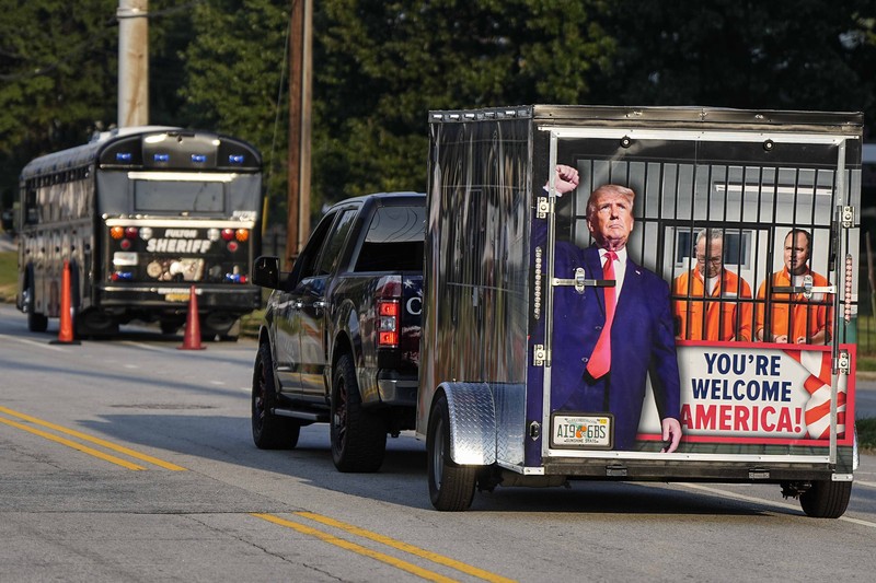 Mantan Presiden AS Donald Trump datang untuk menyerahkan diri untuk diproses di Penjara Fulton County setelah dakwaannya di Georgia, di Atlanta, Georgia, AS, 24 Agustus 2023. Mantan Presiden AS Donald Trump datang untuk menyerahkan diri untuk diproses di Penjara Fulton County setelah dakwaannya di Georgia, di Atlanta, Georgia, AS, 24 Agustus 2023. (REUTERS/Brendan McDermid)