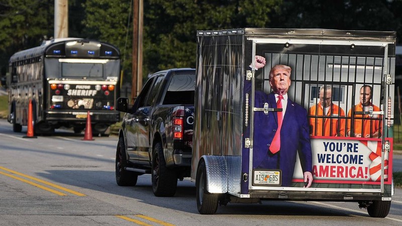 Mantan Presiden AS Donald Trump datang untuk menyerahkan diri untuk diproses di Penjara Fulton County setelah dakwaannya di Georgia, di Atlanta, Georgia, AS, 24 Agustus 2023. (REUTERS/Brendan McDermid)