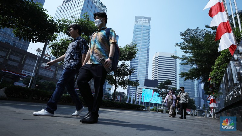 Petugas damkar menyiram jalan protokol di Kawasan Sudirman, Jakarta, Jumat (25/8). Upaya ini dilakukan untuk mengurangi dampak polusi udara di Jakarta.