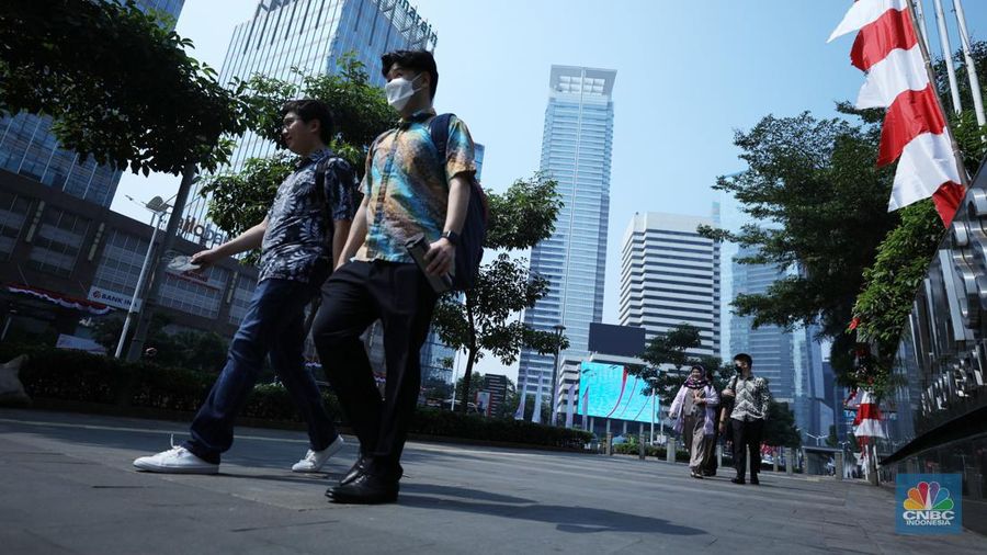 Sejumlah warga menggunakan masker melintas di jalan pedestrian, Jakarta, Jumat (25/8). (CNBC Indonesia/Tri Susilo) Sejumlah warga menggunakan masker melintas di jalan pedestrian, Jakarta, Jumat (25/8). (CNBC Indonesia/Tri Susilo)