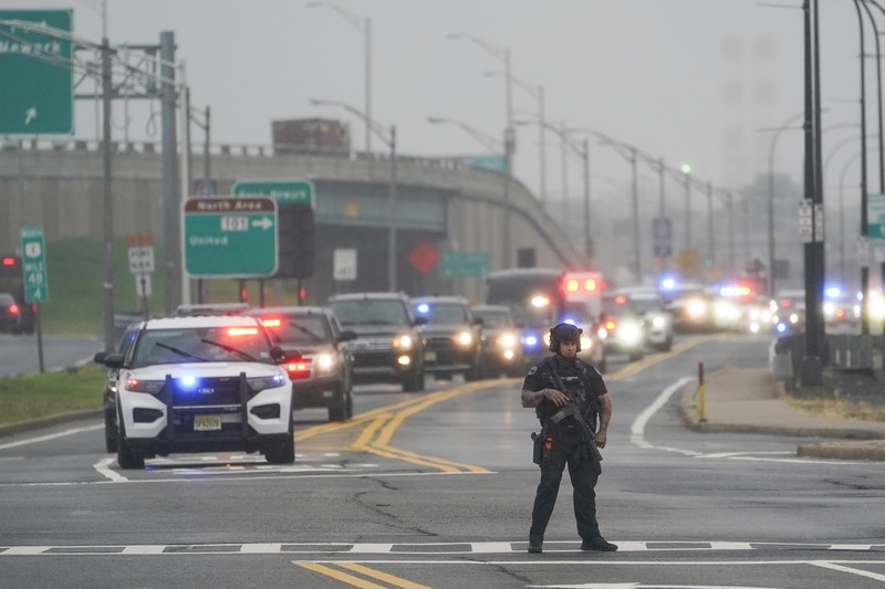 Mantan Presiden AS Donald Trump datang untuk menyerahkan diri untuk diproses di Penjara Fulton County setelah dakwaannya di Georgia, di Atlanta, Georgia, AS, 24 Agustus 2023. (REUTERS/Brendan McDermid)