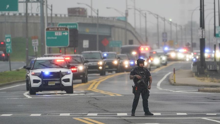 Mantan Presiden AS Donald Trump datang untuk menyerahkan diri untuk diproses di Penjara Fulton County setelah dakwaannya di Georgia, di Atlanta, Georgia, AS, 24 Agustus 2023. (REUTERS/Brendan McDermid)