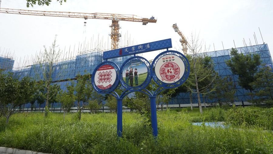 Pembangunan kompleks perumahan garapan Country Garden yang berlokasi di Tianjin, Utara China. (AP Photo/Ng Han Guan)