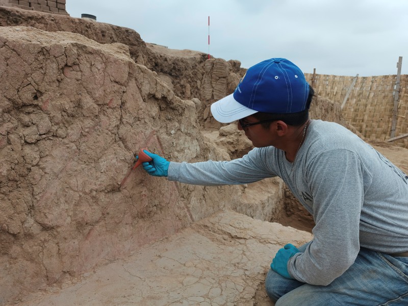 Penemuan dinding kuil kuni berusia lebih dari 4.000 tahun di Peru. (Feren Castillo/PAVI/Handout via REUTERS)