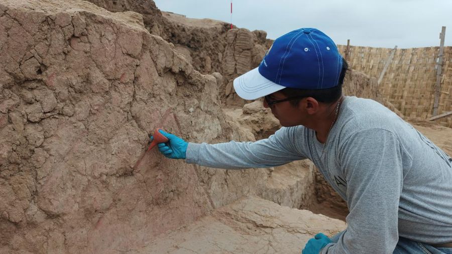 Penemuan dinding kuil kuni berusia lebih dari 4.000 tahun di Peru. (Feren Castillo/PAVI/Handout via REUTERS)