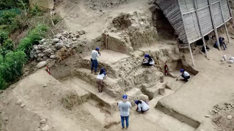 Penemuan dinding kuil kuni berusia lebih dari 4.000 tahun di Peru. (Feren Castillo/PAVI/Handout via REUTERS)