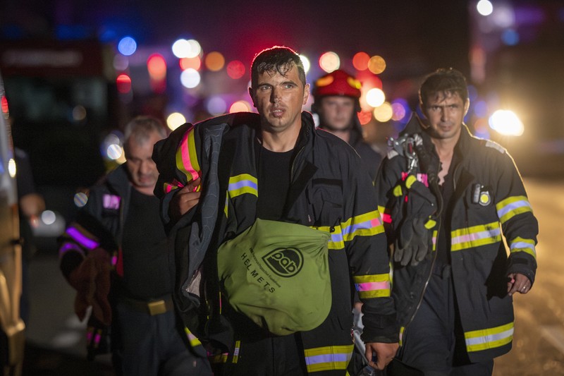 Ledakan pom bensin menyebabkan kebaran di di kota Crevedia, Rumania (Romanian Emergency Services - IGSU via AP)